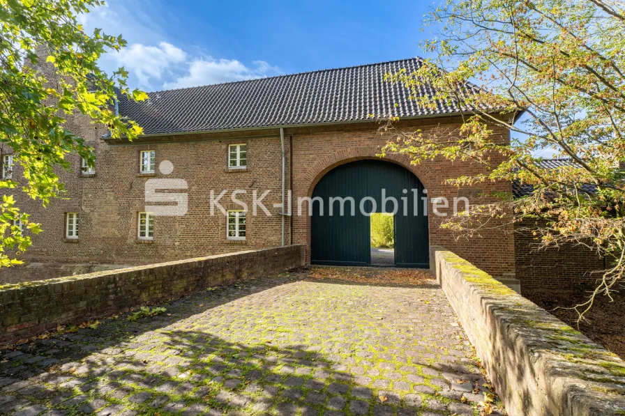 98152 Außenanlage Tor - Wohnung kaufen in Erftstadt - "Haus Buschfeld" - Einzigartiges Wohumfeld in historischer Hofanlage.