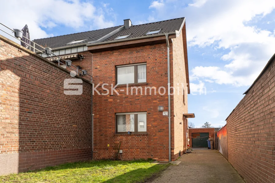 129557 Vorderansicht - Haus kaufen in Kerpen / Brüggen - Sanierte Doppelhaushälfte in Brüggen mit ausgebautem Dachboden.