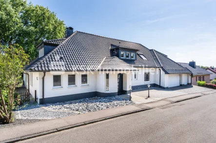 127033 Außenansicht  - Haus kaufen in Odenthal - Attraktives Wohnhaus mit flexiblen Nutzungsmöglichkeiten und einzigartigem Fernblick!