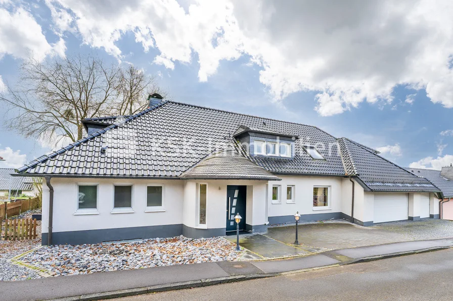 127033 Vorderansicht - Haus kaufen in Odenthal - Eindrucksvolles und modernes Einfamilienhaus auf Traumgrundstück!