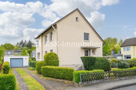 125876 Außenansicht  - Haus kaufen in Bergisch Gladbach / Hand - Freistehendes Zweifamilienhaus mit sonnenverwöhntem Grundstück.