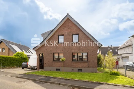 132554 Vorderansicht - Haus kaufen in Erftstadt / Erp - Perfekt für Familien: Freistehendes Einfamilienhaus mit viel Platz.