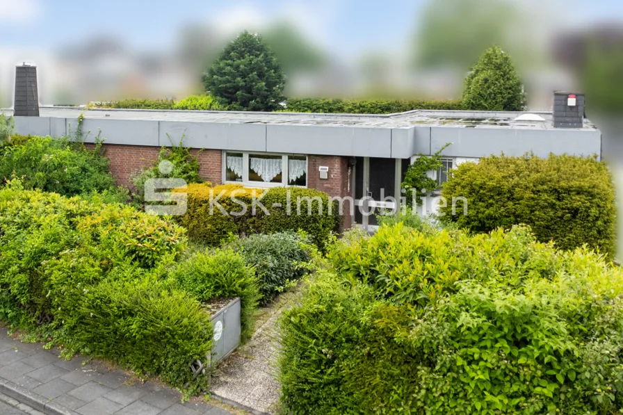 132116 Drohnenaufnahme - Haus kaufen in Erftstadt / Lechenich - Außergewöhnlicher Bungalow auf tollem Grundstück.