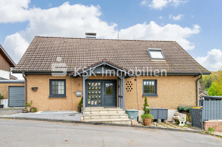 48532_2 Vorderansicht - Haus kaufen in Kürten - Schickes Zweifamilienhaus in Feldrandlage und mit viel Platz.