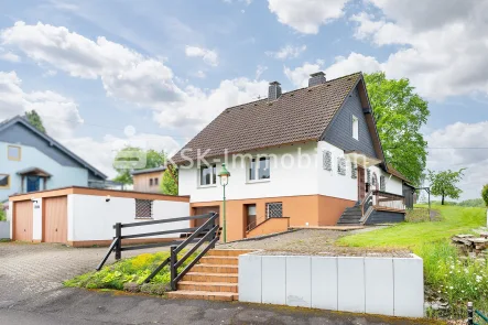 127035  Außenansicht - Haus kaufen in Burscheid - Wohnen in Ruhiglage auf großzügigen Grundstück.