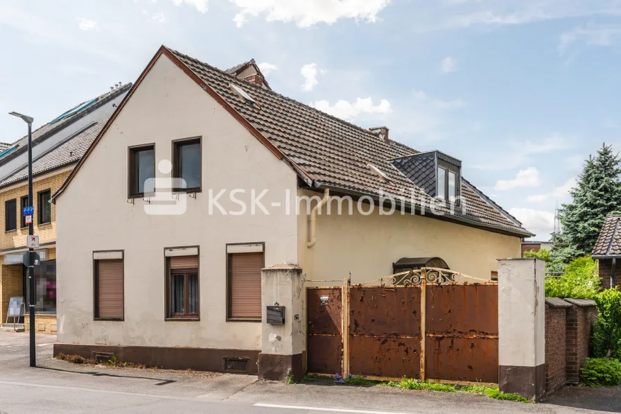 131126 Außenansicht  - Haus kaufen in Hürth - Handwerker aufgepasst! Einfamilienhaus mit großem Garten in beliebter Lage.