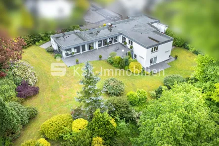 132725 Drohnenansicht - Haus kaufen in Bergisch Gladbach - Freistehender Bungalow mit tollem Fernblick, Einliegerwohnung und vielen Nutzungsmöglichkeiten.