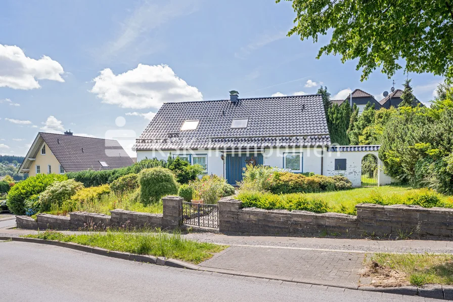 130415 Vorderansicht - Haus kaufen in Marienheide - Gepflegtes großes Haus in Top-Lage!