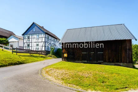 131221 Außenansicht - Haus kaufen in Windeck - Gepflegte Hofanlage mit Stallungen und separatem Nebengebäude in Windeck-Lüttershausen.