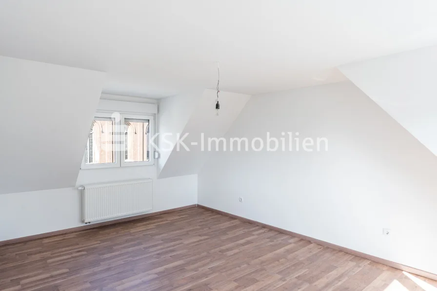 134911 Dachgeschoss Zimmer  - Haus kaufen in Köln / Worringen - Ihr modernisiertes Eigenheim steht zum Einzug bereit.