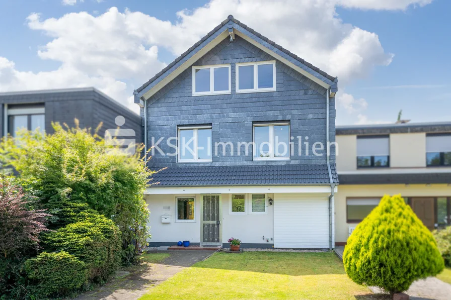 135865 Außenansicht - Haus kaufen in Bergisch Gladbach / Schildgen - Ein ideales Zuhause für die große Familie inklusive Photovoltaik-Anlage.