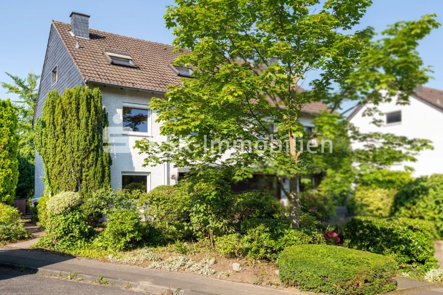 134246 Vorderansicht - Haus kaufen in Bergisch Gladbach - Geräumige Doppelhaushälfte in bevorzugter und ruhiger Wohnlage von Paffrath