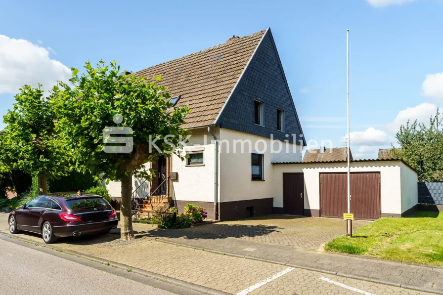 123611 Außenansicht  - Haus kaufen in Bedburg - Einfamilienhaus mit großem Grundstück in Bedburg Broich!