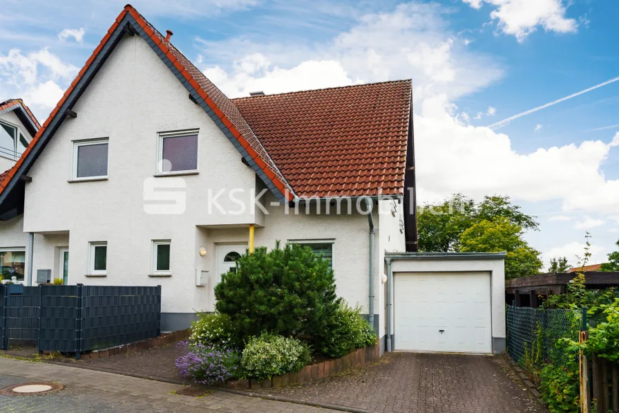 133500 Außenansicht - Haus kaufen in Wachtberg - Vermietete Doppelhaushälfte in familienfreundlicher Wohngegend.