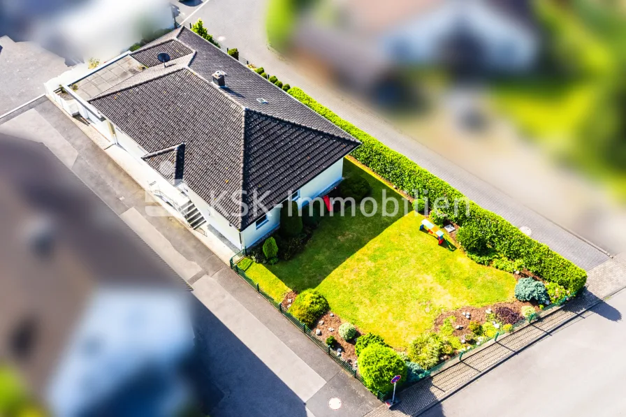 136018 Drohnenbild - Haus kaufen in Overath - Komfortables Wohnen auf einer Ebene in Zentrumsnähe!