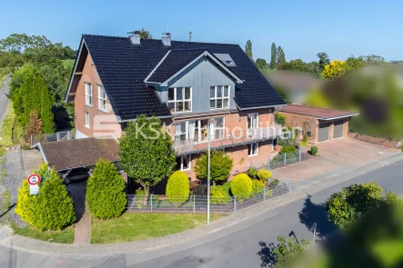 136731 Drohnenansicht - Haus kaufen in Lohmar - Exklusives Zweifamilienhaus - Wohnen, Familie, Arbeiten und Kapitalanlage mit Aussicht!