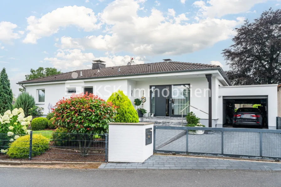 125432 Außenansicht - Haus kaufen in Bad Honnef - Verwirklichen Sie ihren Wohntraum!Großzüg gebauter Bungalow auf einem Traumgrundstück.