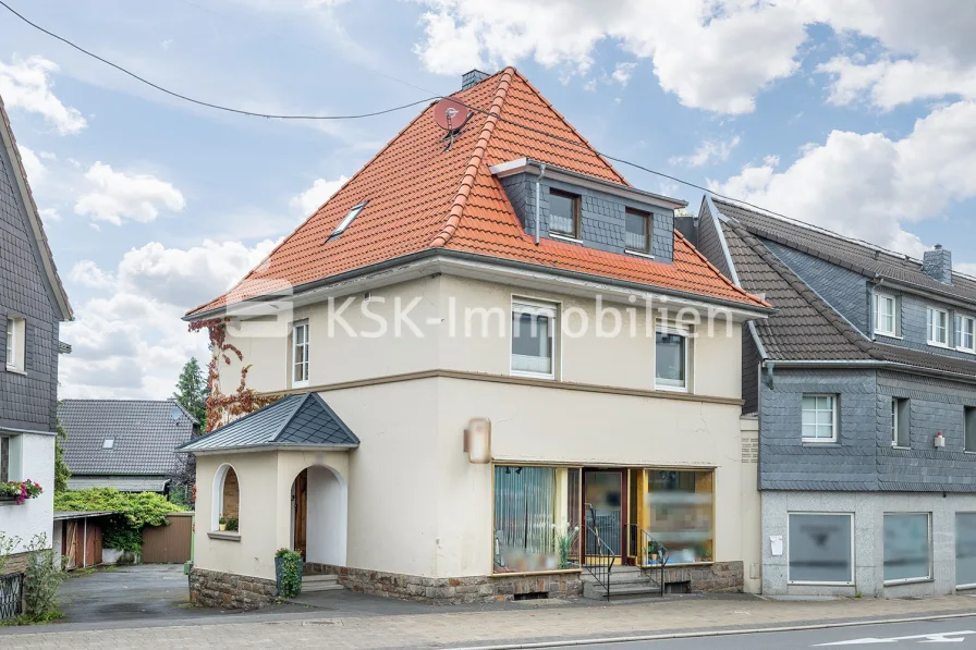 135182 Außenansicht - Haus kaufen in Waldbröl - Zweifamilienhaus, viel Nutzfläche, mit Garten im Herzen von Waldbröl!