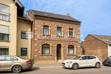 137858 Vorderansicht  - Haus kaufen in Elsdorf - Charmanter Altbau mit Potenzial in Berrendorf.