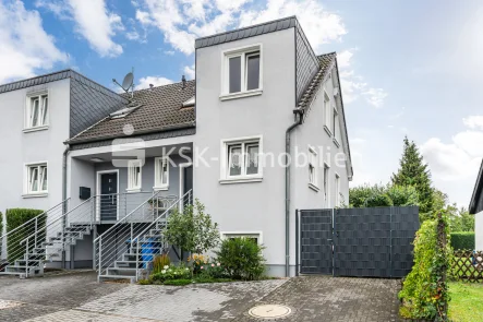 128927 Außenansicht - Haus kaufen in Frechen - Frechen-Buschbell, sehr gepflegtes, neuwertiges Reiheneckhaus in ruhiger Lage mit wunderschön angelegtem Garten.