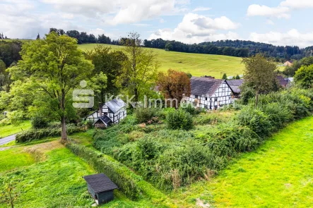 138597 Drohnenaufnahme Anwesen - Haus kaufen in Overath - Denkmalgeschütztes Fachwerkhausensemble mit Sanierungskonzept und Baugenehmigung!