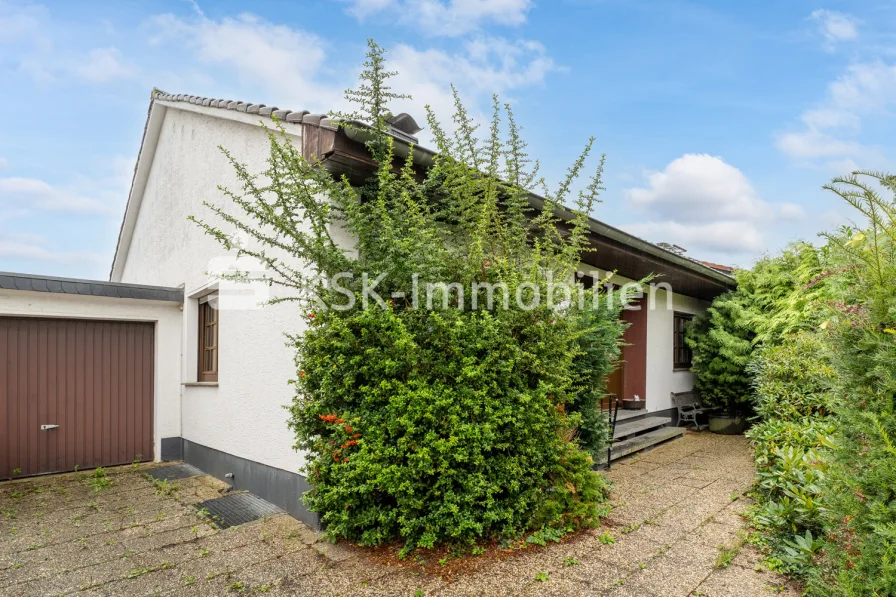 139227 Vorderansicht  - Haus kaufen in Elsdorf - Freistehendes Bungalow mit großem Grundstück in Heppendorf.