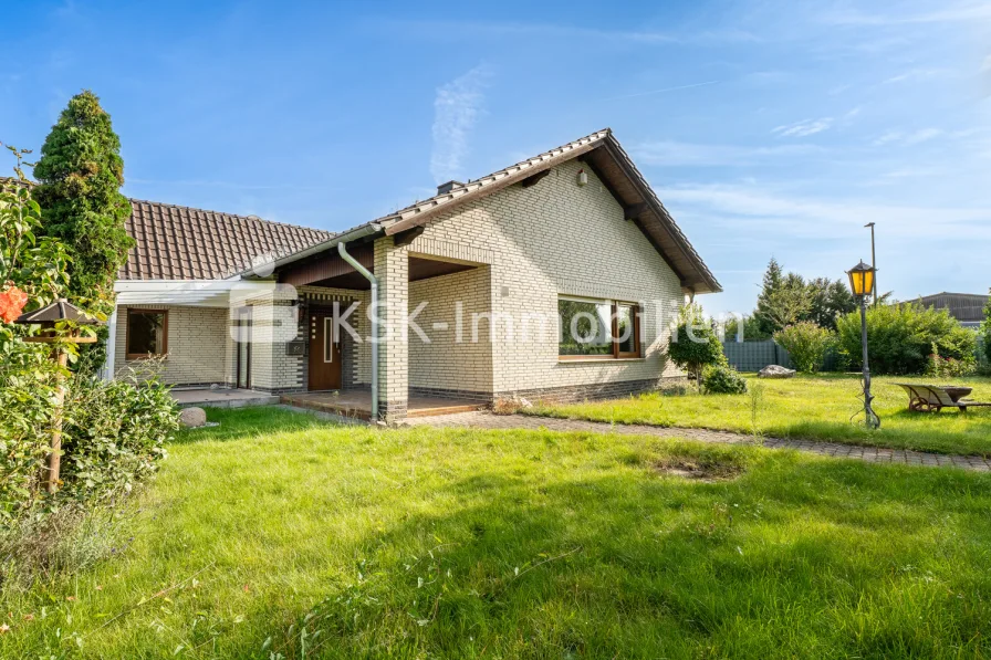 136375 Vorderansicht  - Haus kaufen in Kerpen - Schöner Bungalow mit Garten und zwei Garagen in Kerpen-Buir !