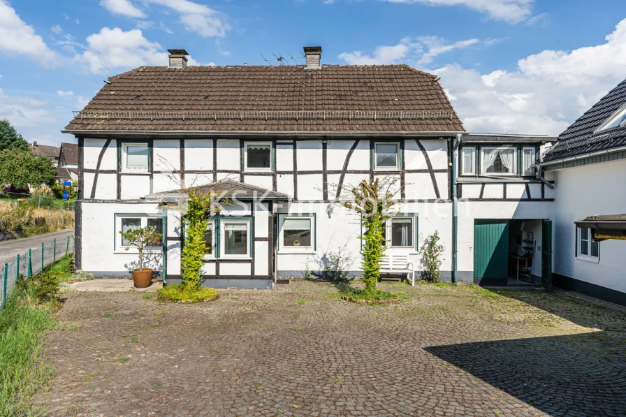 137523 Außenaufnahme - Haus kaufen in Rösrath - Herzstück von Bleifeld! Ein Fachwerkhaus für die ganze Familie!