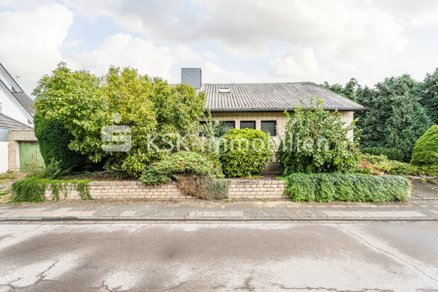 140039 Außenansicht - Haus kaufen in Frechen / Hücheln - Frechen-Hücheln, frei stehendes Einfamilienhaus mit Sanierungsbedarf auf großem Grundstück.