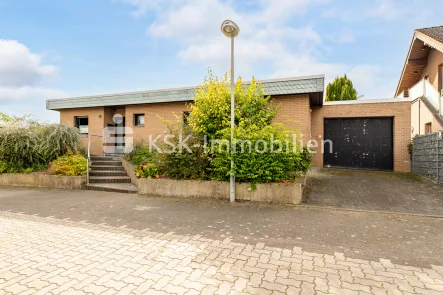 140106 Vorderansicht (1) - Haus kaufen in Bedburg - Charmanter Bungalow in Fertigbauweise mit pflegeleichtem Grundstück