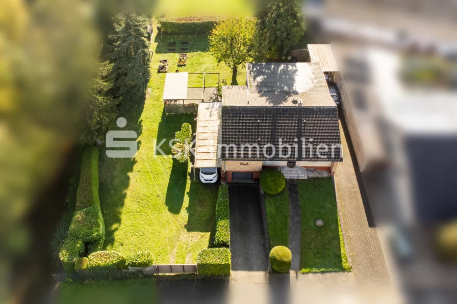 141455 Drohnenansicht - Haus kaufen in Bergheim - Freistehender Bungalow mit großem Baugrundstück in Bergheim Ahe!