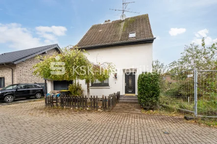 136654 Vorderansicht - Haus kaufen in Elsdorf - Stark sanierungsbedürftiges Einfamilienhaus mit Garage in Elsdorf-Esch.