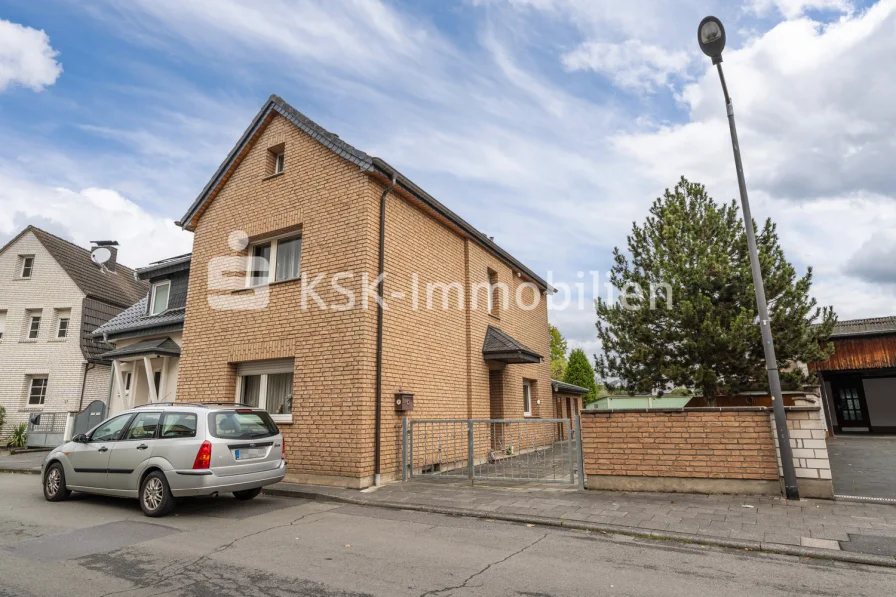 13843 Aussenansicht - Haus kaufen in Troisdorf-Bergheim - Schönes kleines Haus auf großem Grundstück!