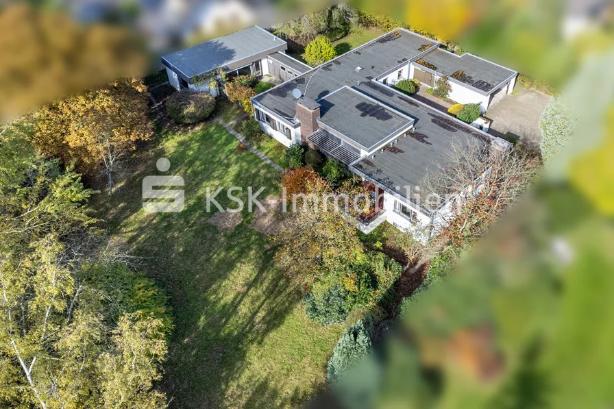 140170 Drohnenansicht - Haus kaufen in Bergisch Gladbach - Repräsentativer Bauhausstil-Bungalow in unverbauter Süd-Westlage.