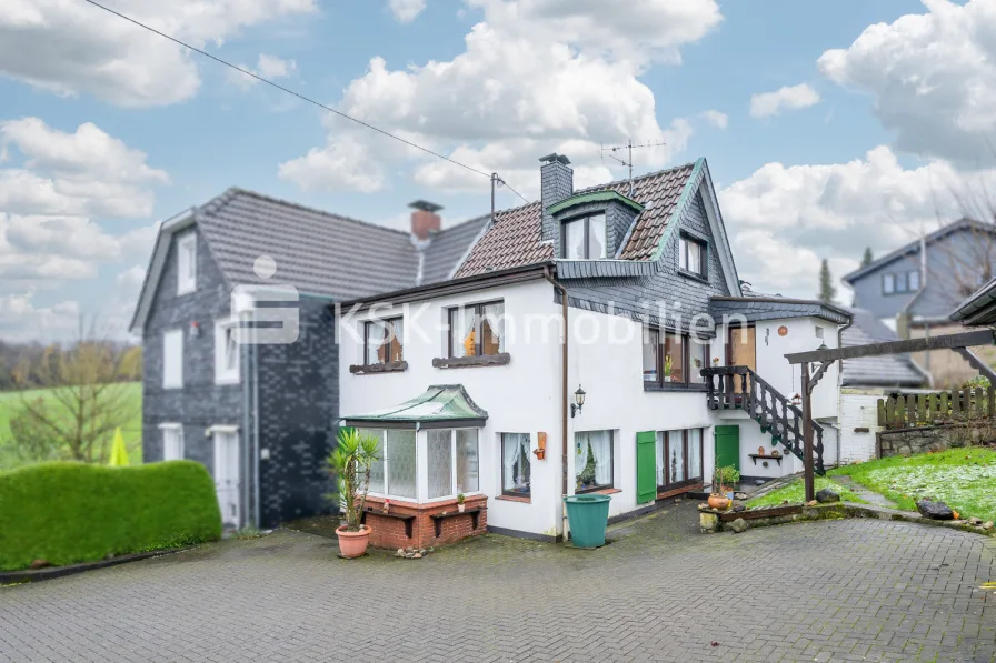 133040 Außenansicht - Haus kaufen in Burscheid - Einladendes Fachwerkhaus mit nostalgischem Charme und gemütlicher Atmosphäre.