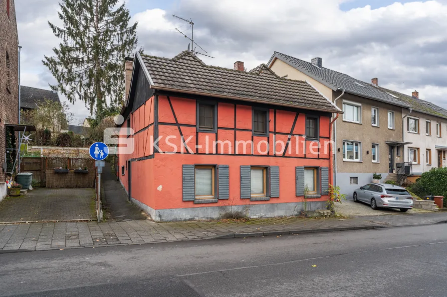 143584 Außenansicht 01 - Haus kaufen in Königswinter - Fachwerkhaus mit Potenzial in Königswinter Oberdollendorf!