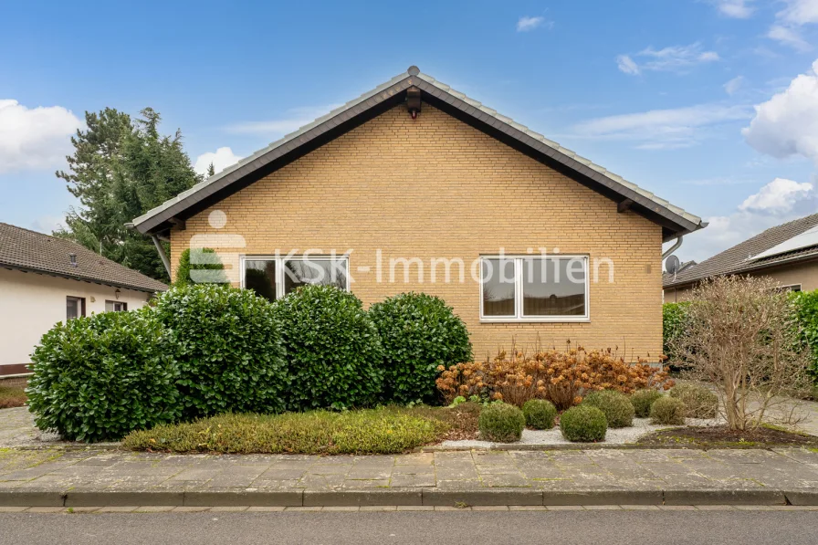 142394 Vorderansicht - Haus kaufen in Erftstadt / Lechenich - Ein Bungalow zum Verlieben.