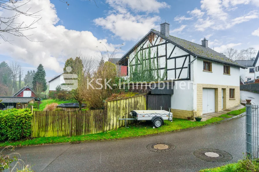 137360 Außenansicht - Haus kaufen in Lohmar / Geber - Vermietete Kapitalanlage! Renovierungsbedürftiges Einfamilienhaus mit Garage in Lohmar Geber.