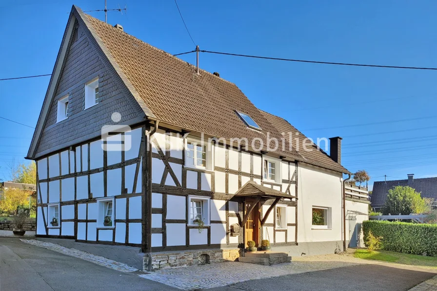 143903 Vorderansicht Einliegerwohnung - Haus kaufen in Wiehl / Morkepütz - Von Grund auf modernisiertes Bauernhaus mit Einliegerwohnung.