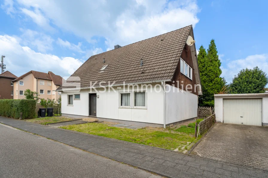 124686 Vorderansicht  - Haus kaufen in Bergheim - Stark sanierungsbedürftiges freistehendes Fertighaus!