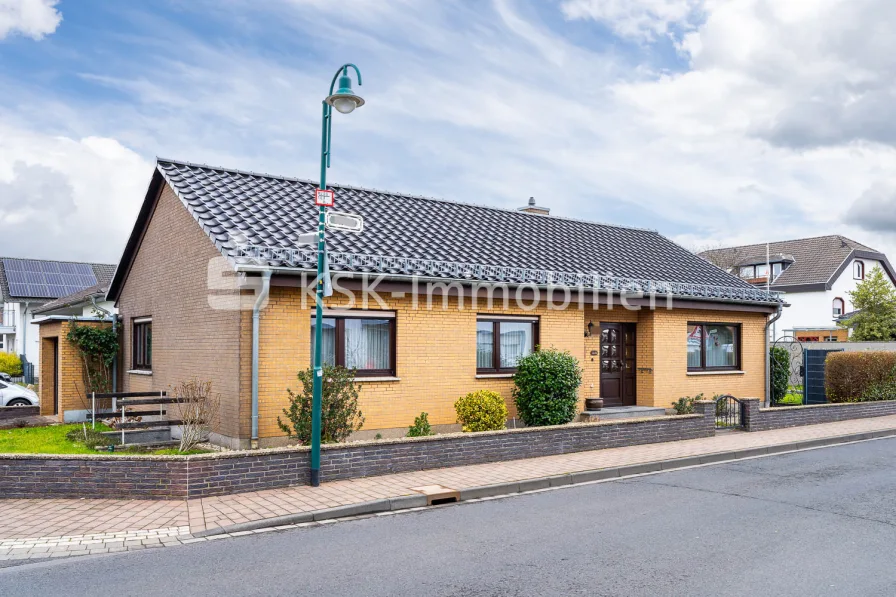 147921 Außenansicht - Haus kaufen in Niederkassel / Lülsdorf - Modernisierter Bungalow mit sehr niedrigem Erbbauzins!