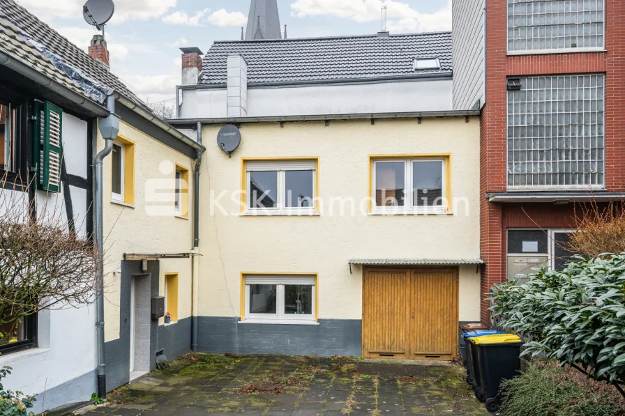 138557 Außenaufnahme - Haus kaufen in Köln - Handwerker aufgepasst! Doppelhaushälfte in Wahn mit viel Potential!