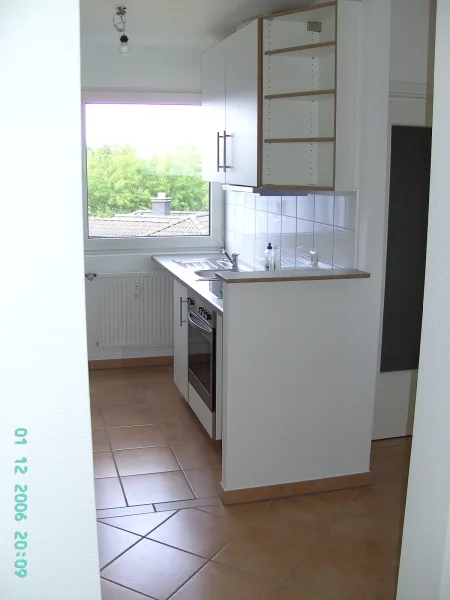 offene Küche - Wohnung kaufen in Köln - Niehl, schöne 2 Zimmer, offene Einbauküche, Süd-Ost-Balkon