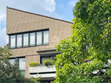 Titelbild - Wohnung kaufen in Köln - Stilvolle Maisonette-Wohnung mit ruhigem Süd-West-Garten