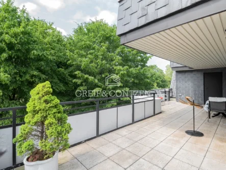 Titelbild - Wohnung kaufen in Köln - Stilsicheres Penthouse-Duo in geschlossenem Villenviertel