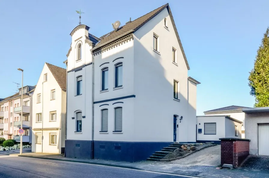 Frontansicht rechts - Haus kaufen in Leverkusen - 1-2- Familien-Stadthaus mit Dachterrasse * Sanierung 2021 * Grundstück in Teileigentum * 2 Küchen * 3 Bäder 