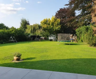 Gartenansicht Sommer - Haus kaufen in Leverkusen - Freistehendes 1-2 Familienhaus auf ca. 3.442 m² Grund in idyllischer Sackgassenlage * Doppelgarage im Haus und vieles mehr