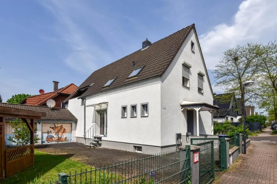 Seitenansicht - Haus kaufen in Langenfeld - Modernisierte Immobilie in Langenfeld-Richrath * Freistehendes Ein-/Zweifamilienhaus * ca. 155,52 m² Gesamtwfl. * ca. 586,00 m² Grund * 2 Garagen