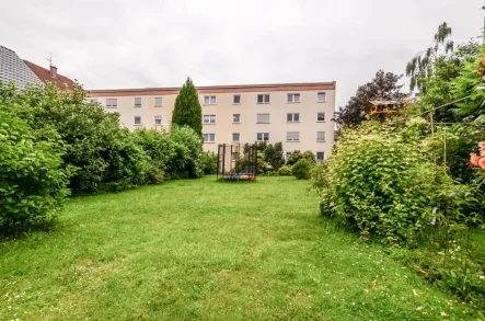 Rückansicht mit Gemeinschaftsgarten  - Wohnung kaufen in Leverkusen - Haus- in-Haus-Charakter * großzügige Garten-ETW * ca.140 m² Wohnfl. * 5 Zi. * 2 Bäder * G-WC * TG-Platz * Terrasse + Balkon