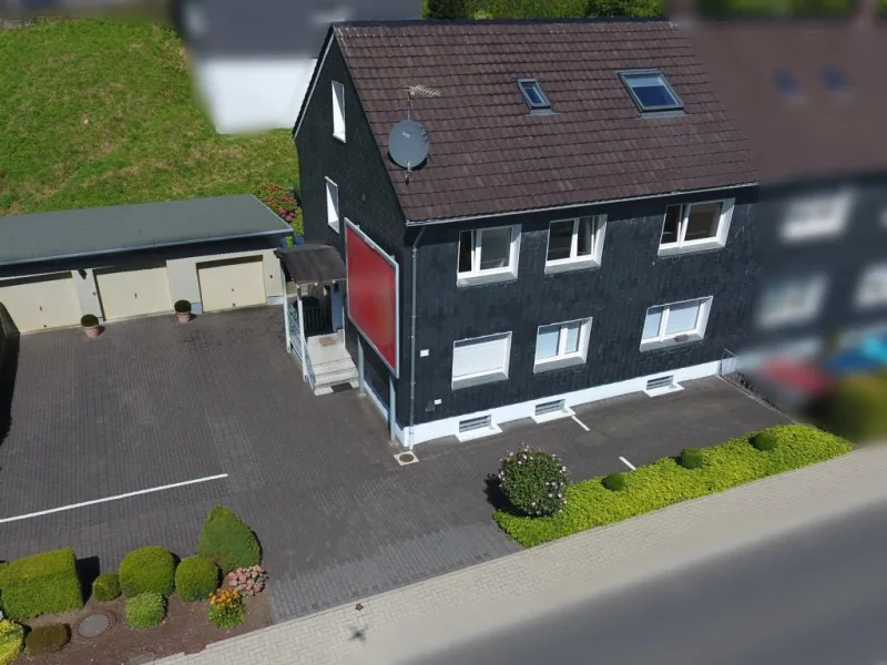 Drohnenaufnahme  - Haus kaufen in Kürten - Vermietetes 3-Familienhaus in gefragter Lage von Kürten * regelmäßige Renovierungsmaßnahmen erfolgt * Erbpachtgrundstück